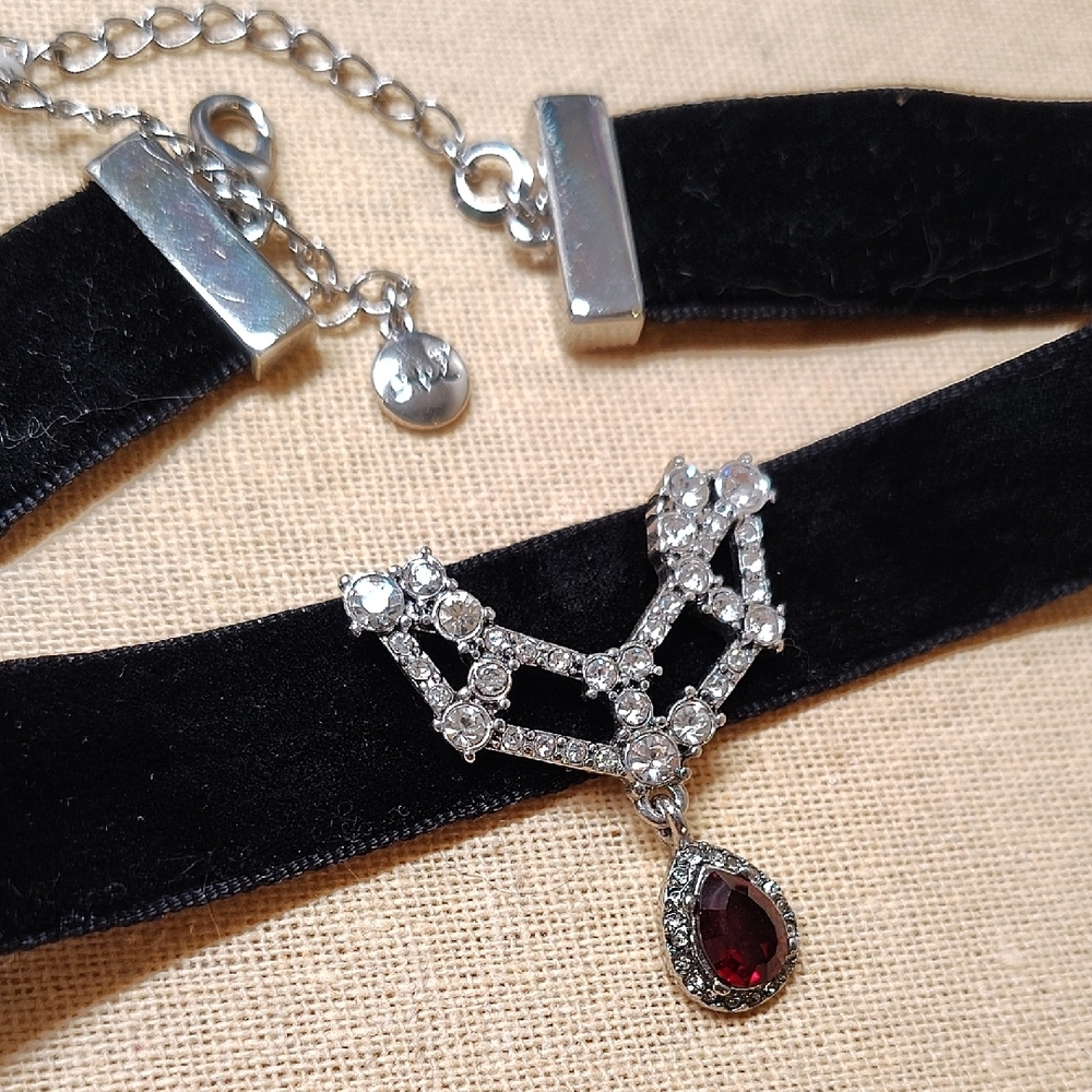 Chloe + Isabel Ethereal Chandelier Choker Necklace - Picture 4 of 4